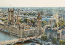 Dobrovolníků v Británii nakazí koronavirus, aby urychlily vývoj vakcíny