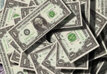 Kdo mi půjčí peníze, když je výplata ještě daleko?